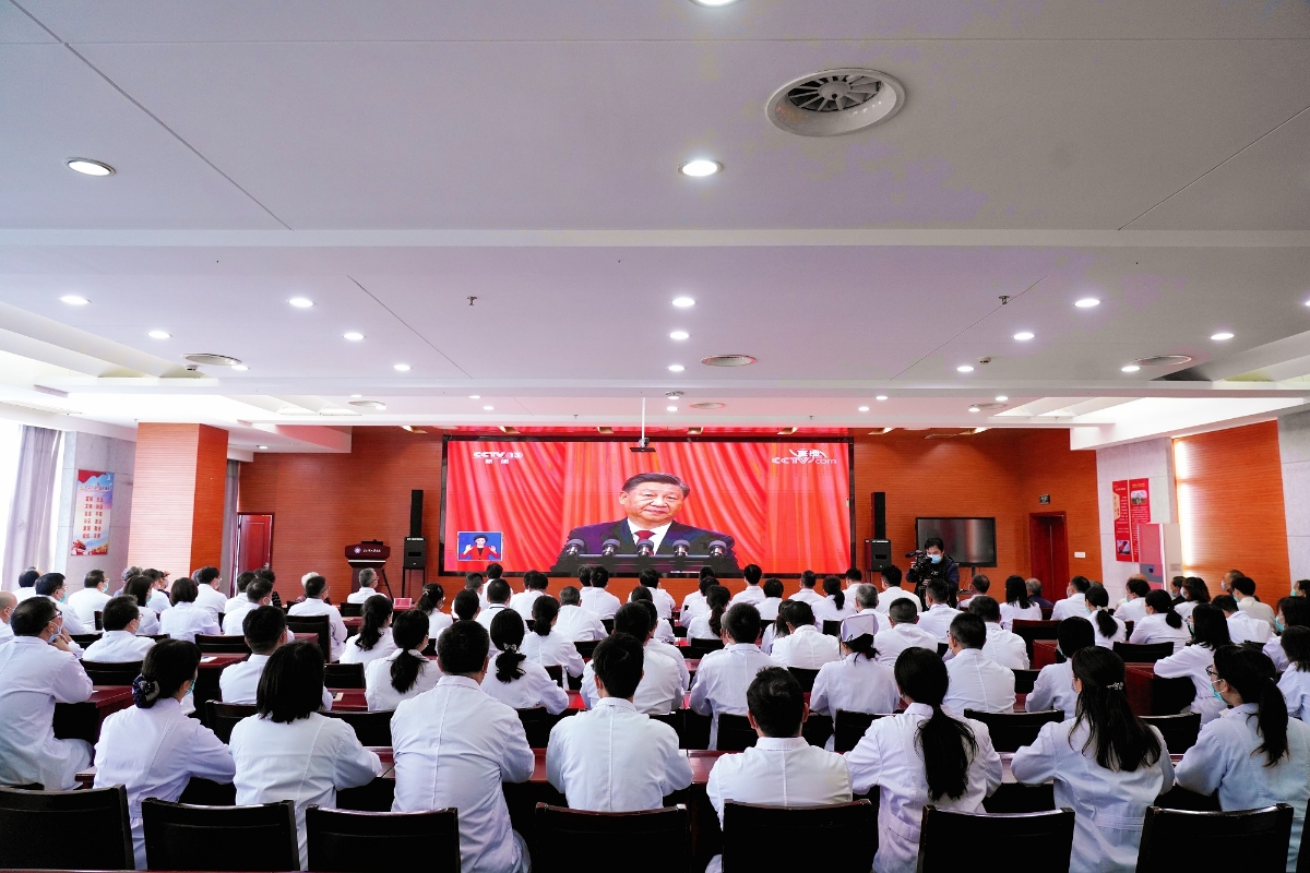 東臺(tái)市人民醫(yī)院黨員干部、職工熱議習(xí)近平總書(shū)記在黨的二十大上的報(bào)告